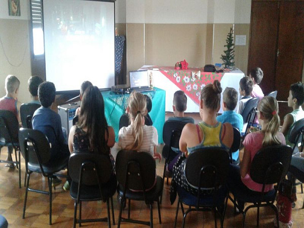 CRIANÇAS DO CRAS ASSISTINDO AO FILME. Foto: ASSESSOR DE IMPRENSA - PM REDENT