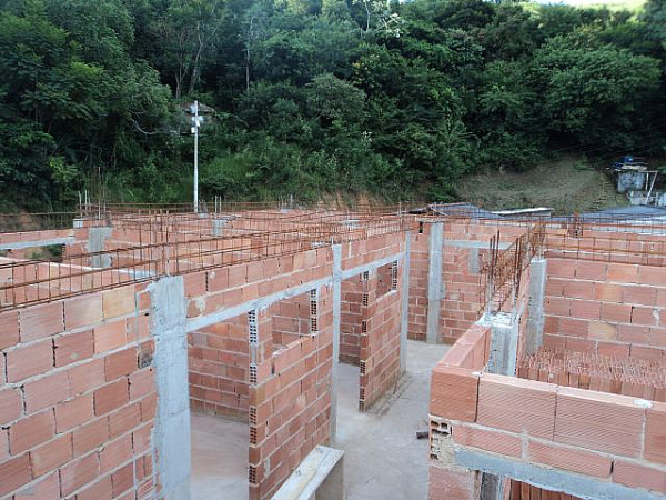 Atualmente, através de convênio com o Governo do Estado, estão em andamento as obras de construção de prédio de dois pavimentos, ao lado do Hospital de Cantagalo, para abrigar a Policlínica Municipal e a Unidade de Saúde Dr. João Nicolau Guzzo. Foto: Divulgação