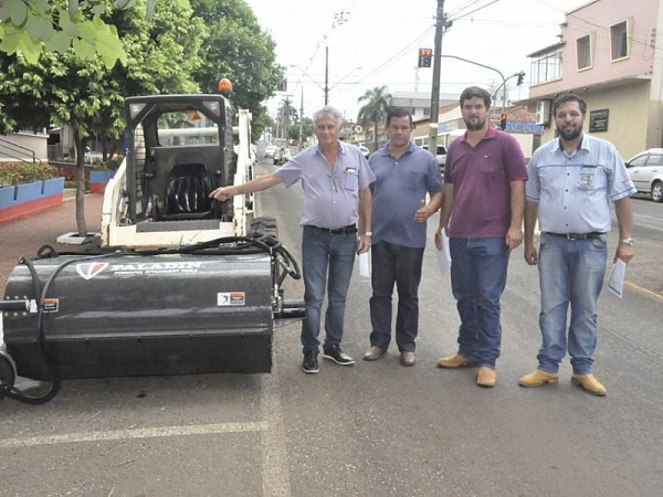 Prefeito Aleocídio Balzanelo, Diretor de Obras o Sr.Aldair José Santana, Diretor da Agricultura e Meio Ambiênte o Sr.Bruno Brocoli e o Representante da Sarandi Tratores.. Foto: Ricardo Ferreira