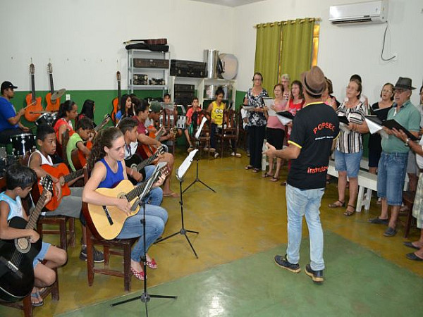 Coral dos idosos e alunos de violão e banda durante ensaio. Foto: Cely Trevisan