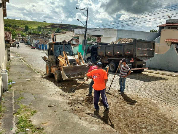 Máquinas e homens estão trabalhando de forma intensa para garantir mais qualidade de vida. Foto: ASCOM 