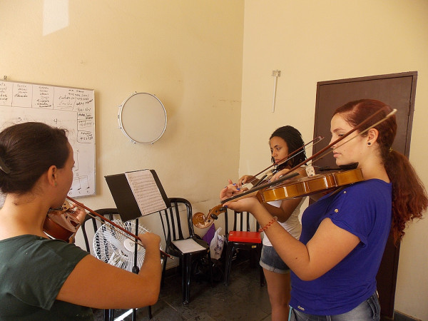 Alunas participam da aula de violino. Foto: João Paulo Fehér