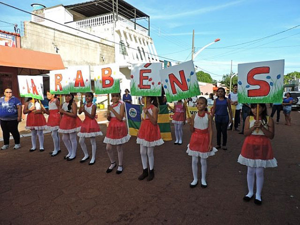 História contada e vivida foram retratadas pelas escolas no tradicional desfile cívico. Foto: Nayara Maciel