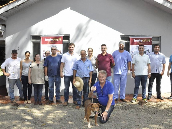 Equipe toda reunida comemorando o sucesso do trabalho.. Foto: Ricardo Ferreira