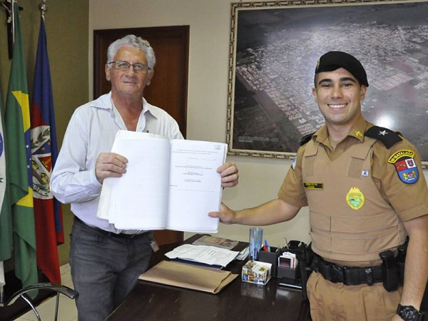 Prefeito Aleocídio Balzanelo e Tenente Conde na assinatura do Convênio Pioneiro. Foto: Ricardo Ferreira