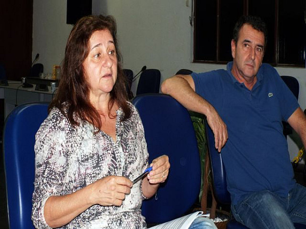 Ao lado do prefeito Saulo Gouvêa, a secretária municipal de Saúde, Vânia Huguenin, detalha as ações de saúde nos primeiros quatro meses deste ano. Foto: Gilmar Marques