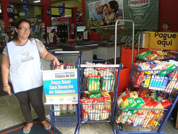 Volutária em um dos supermercados parceiros da ação. Foto: Jober Lopes