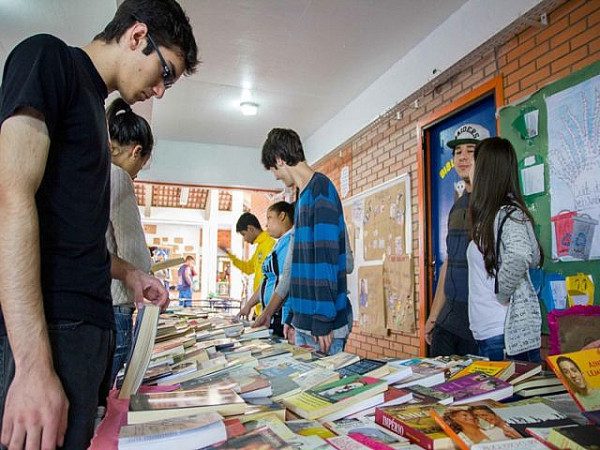 Alunos da escola José do Patrocínio trocam 802kg de resíduos por livros. Foto: Renata Simmi/Divulgação PMPA