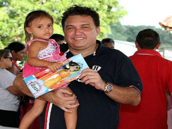 Prefeito Tororó e Rebeca na comunidade Sacambu. Foto: Foto Ozeilson Araujo