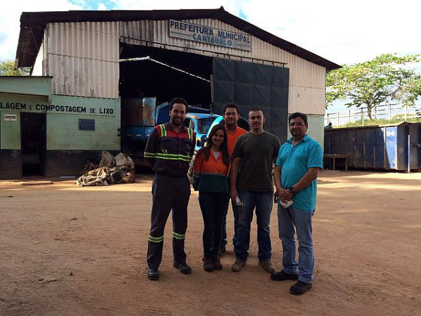 Técnicos das unidades de cimento de ambos os municípios estiveram visitando a usina de triagem e compostagem de lixo de Cantagalo. Foto: Divulgação LafargeHolcim