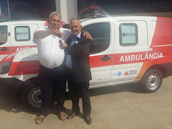 Prefeito consegue ambulância que atenderá Distrito de Santo Antônio da Serra. Foto: Assessoria de Comunicação