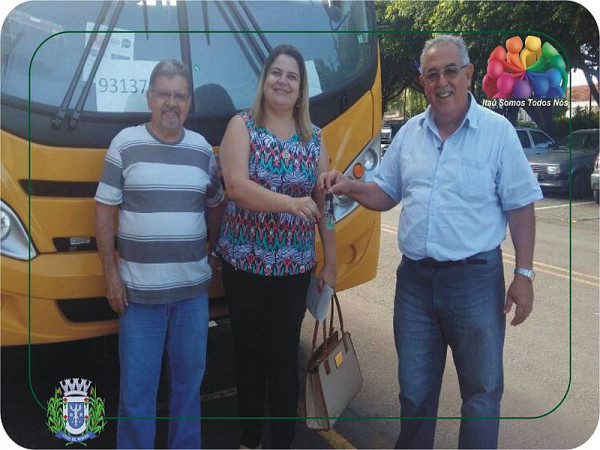 Tacilinho, Daniele e Ronilton no momento da entrega das chaves para a Secretária. Foto: ASCOM Pref. Itaú de Minas