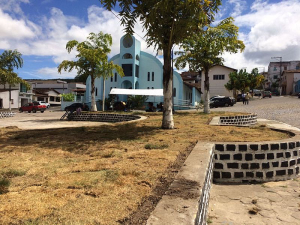 Grama sendo trocada na praça Castro Alves . Foto: ASCOM - ITAGIMIRIM