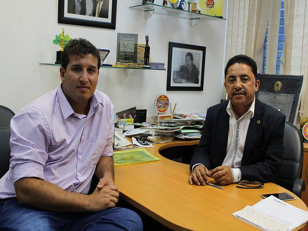 Secretário de agricultura Thiago Mota e deputado estadual Roberto Carlos. Foto: assessoria do deputado Roberto C