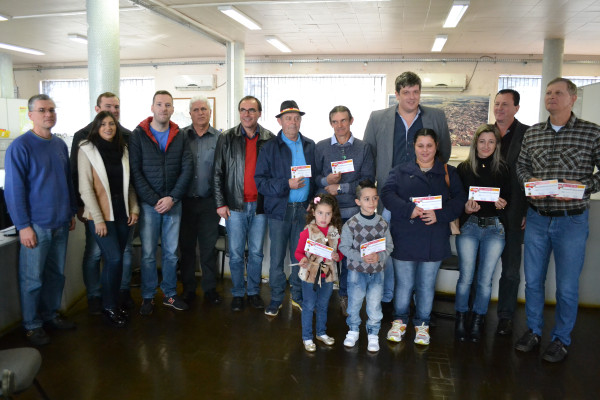 Entrega dos Vales-compras . Foto: Prefeitura Municipal de Ibirubá