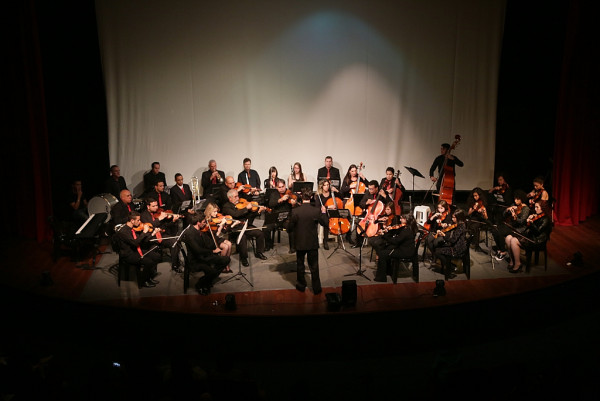 Orquestra Escola da Secretaria Municipal de Cultura se apresenta no Cine Teatro Municipal. Foto: Ricardo Q. T. Rodrigues