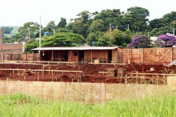 Há lotes do município que invasores estão fazendo edificações. Foto: Anderson Lima