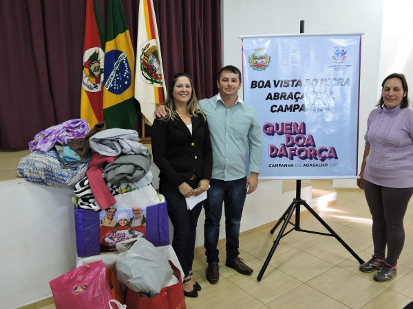 Prefeito Cleber durante o lançamento, acompanhado da Primeira-dama Maria Luiza e Vice-dama Carla.. Foto: Leticia Belmonte - Assessoria de