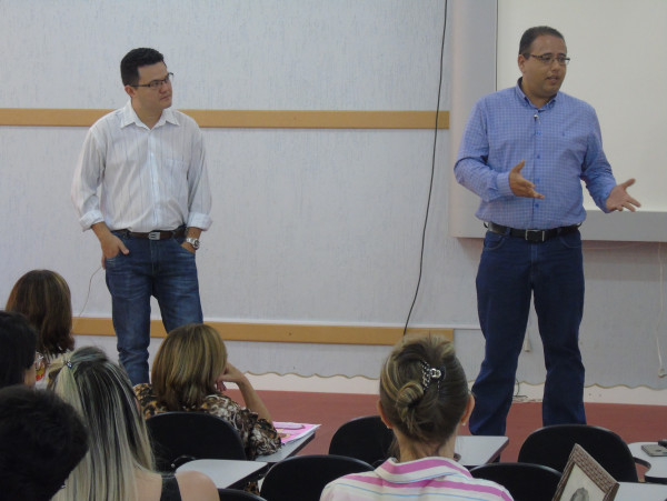 Prefeito João Batista dá as boas vindas aos novos gestores escolares. Foto: João Paulo Fehér