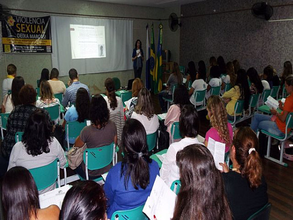 Profissionais acompanharam palestra ministrada pela equipe da Casa da Criança e do Adolescente de Nova Friburgo. Foto: Gilmar Marques