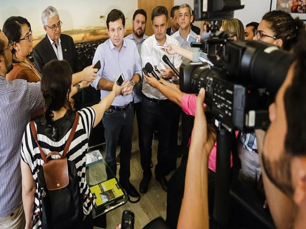 Prefeito Geraldo Julio recebeu o senador Aécio Neves (PSDB-MG) nesta sexta e o convidou para participar da inauguração das unidades de ensino em 2016. Temas nacionais também fizeram parte da conversa. . Foto: Andréa Rêgo Barros/ PCR