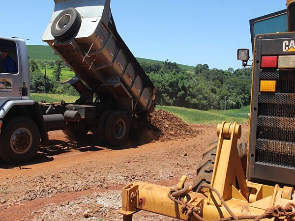 Serviços nas estradas têm prioridade por conta da colheita da safra. Foto: Valdir Bonete/Assessoria de Comu