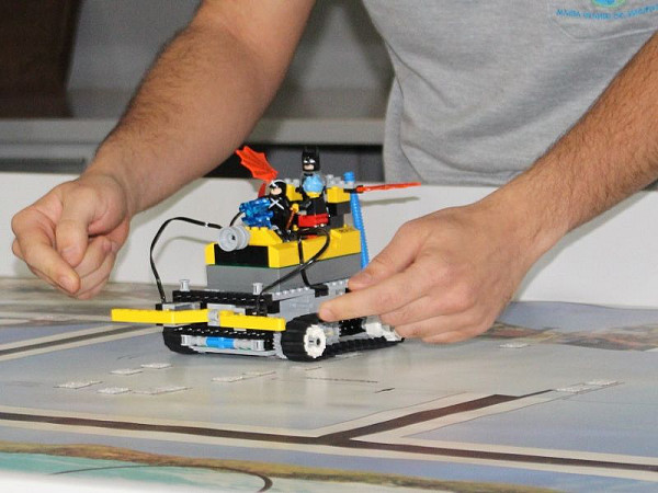 Mini Robô criado por alunos em aula de apresentação.. Foto: Kerilene Cassaro