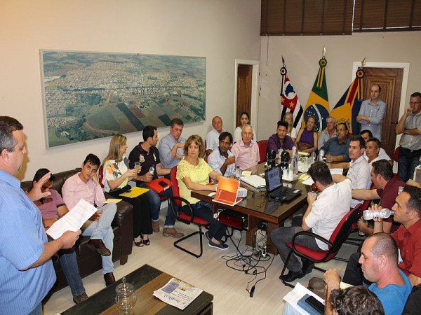 Vereadores, secretários, prefeito e vice durante reunião na noite de quinta (12). Foto: FOTO: ASSCOM