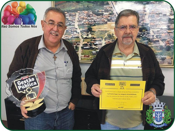 Prefeito com Troféu e Vice Prefeito com Certificado. Foto: 