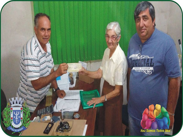 Zé Eneido repassa valor apurado para Irmã Fabíola. Foto: ASCOM Pref. Itaú de Minas