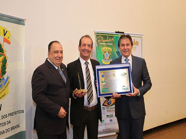 Dr. Arnaldo Acbas de Lima - Presidente da ANPV - Felisberto Rodrigues - Prefeito de Varzelândia e o Senador  Eunácio Oliveira Archives. Foto: Jornalista Clécio Magalhães - 