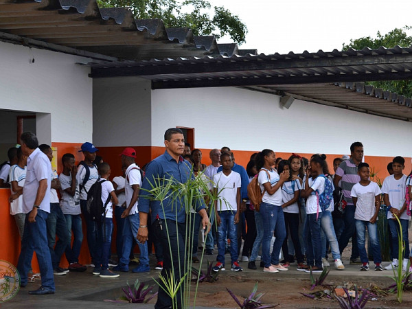 Comunidade Feliz com a reforma das escolas da rede municipal. Foto: Rodrigo