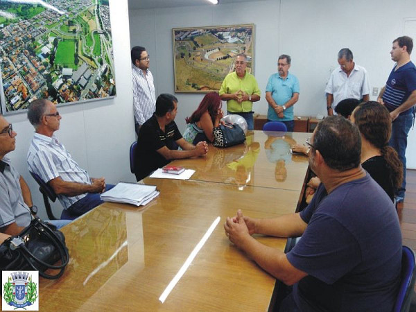 Reunião com parte da equipe antes de iniciar o expediente. Foto: André Grandi