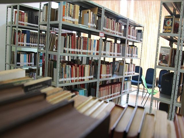 Biblioteca tem mais de 100 livros nas mãos de sócios-leitores. Foto: Valdir Bonete/Assessoria de Comu