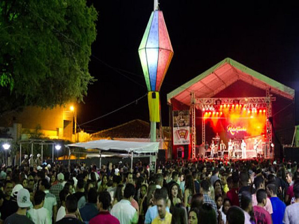 Praça Santo Antonio lotada durante os festejos ao padroeiro da cidade Santo Antonio. Foto: Luiz Carlos Marques Cardoso