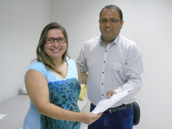 Prefeito João Batista da Silva entrega contrato a nova colaboradora empossada. Foto: João Paulo Fehér