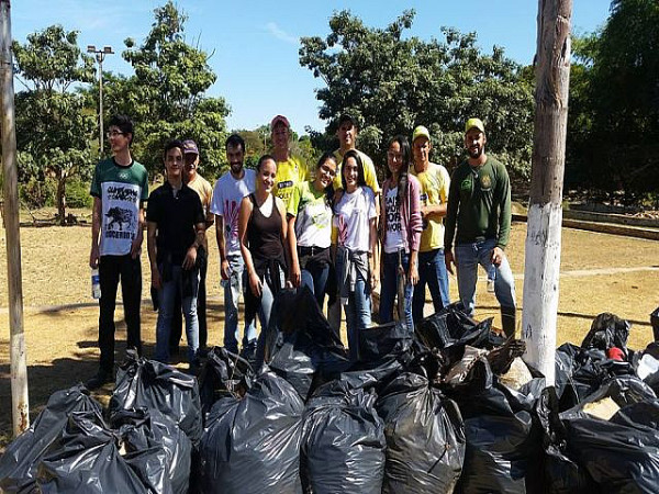 Equipe do Coletivo Jovem de Pirenópolis e da Secretaria do Meio Ambiente limpando a Beira Rio. Foto: Artthur Abreu