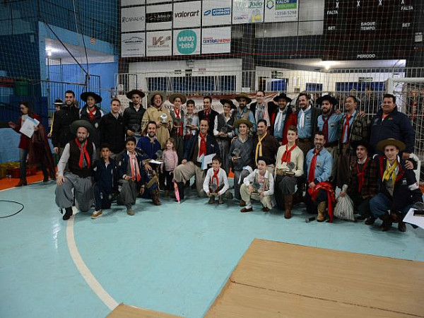 Campeões do III Sapateio da Chula, comissão julgadora do evento e professores . Foto:  Jaqueline Castro