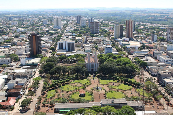 Vista aérea de Campo Mourão, com a Praça da Catedral São José em primeiro plano. Foto: Irineu Ricardo